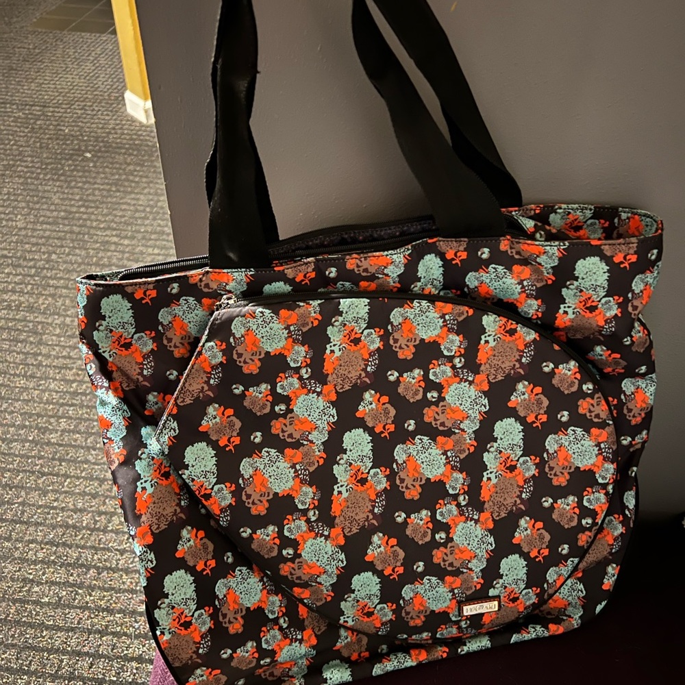 Like new Hadaki tennis bag. Front racket pocket, big back pocket. Lots of room!